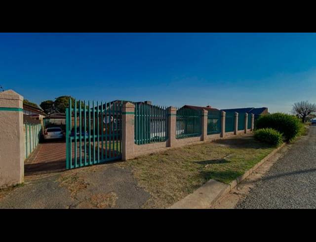 3 BEDROOM HOUSE FOR SALE IN CROSBY